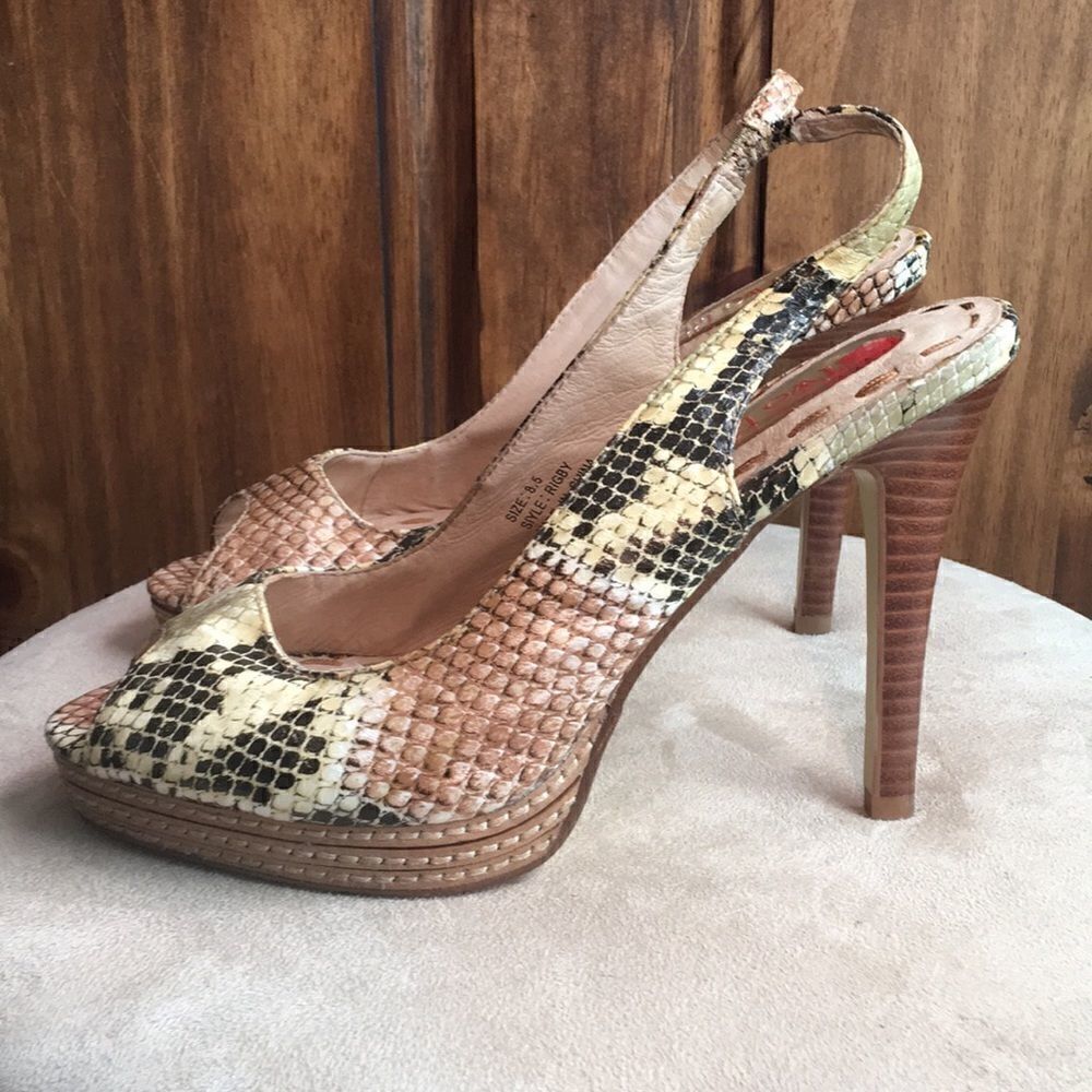 Ladies Two Lips Python Pumps - Picture 2 of 11